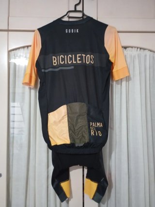 Equipación Ciclismo Gobik Negra y Amarilla