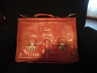 Cartera de piel marrón