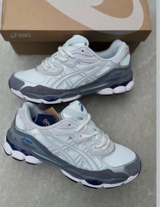 Zapatillas Asics grises y blancas