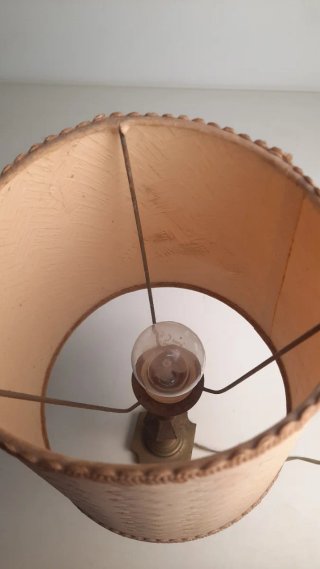 Lámpara de mesa dorada