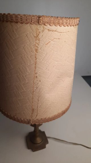 Lámpara de mesa dorada