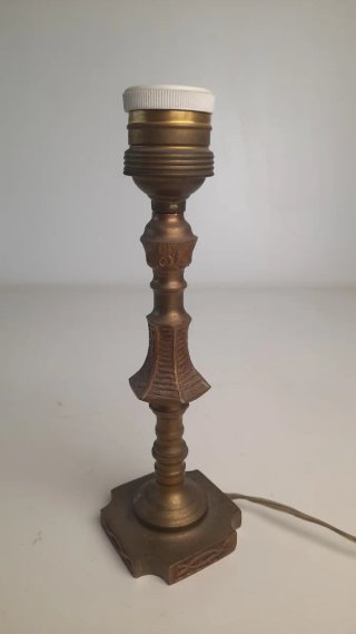 Lámpara de mesa dorada