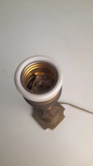 Lámpara de mesa dorada