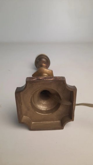 Lámpara de mesa dorada