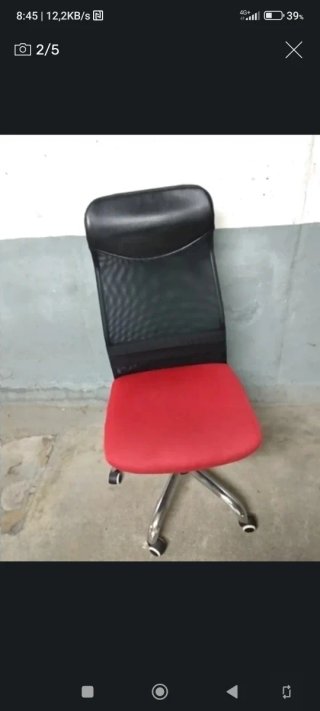Silla de escritorio ergonómica roja y negra