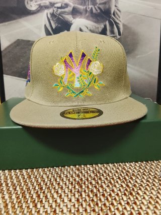 Gorra New Era 59Fifty Beige y Morado Talla 7.1/4