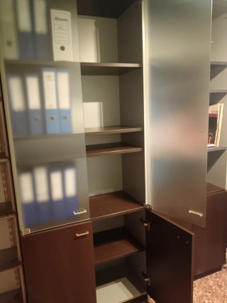 Mesa de oficina con cajonera y armario