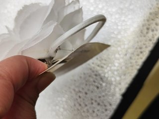 Tocado flor blanca con pedrería y plumas