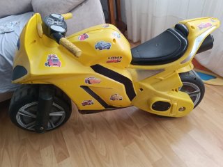 Moto infantil amarilla
