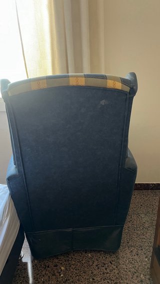 Poltrona in tessuto a quadri blu e giallo