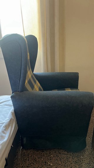 Poltrona in tessuto a quadri blu e giallo