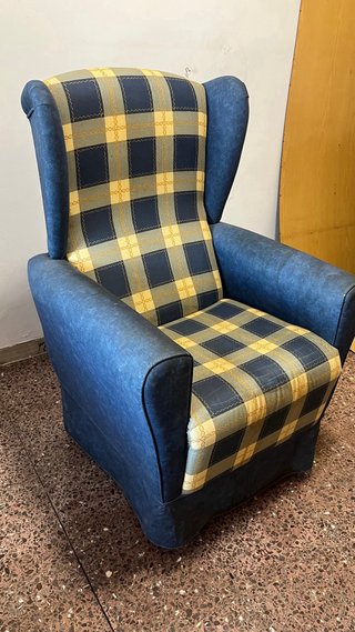 Poltrona in tessuto a quadri blu e giallo