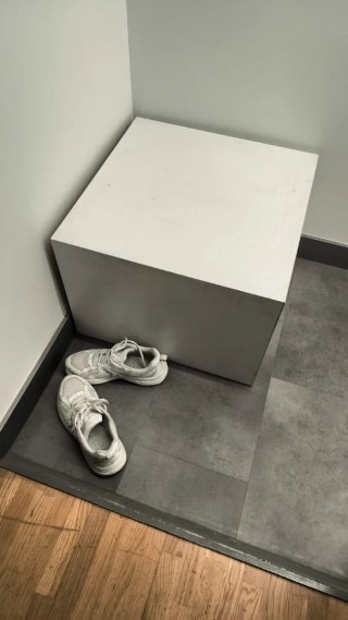 Suelo vinílico gris cemento