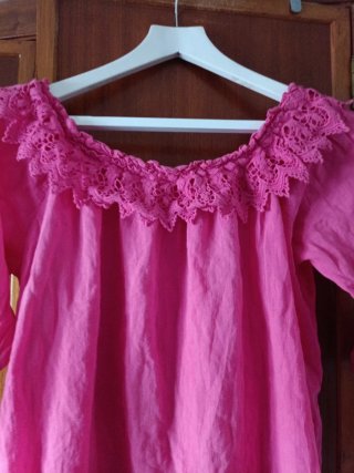 Blusa rosa con encaje