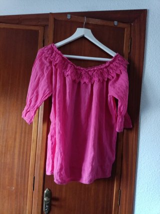 Blusa rosa con encaje