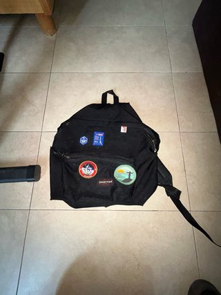 Mochila Eastpak Negra con sellos