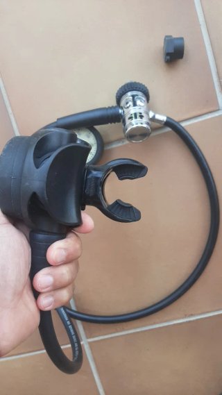 Regulador de buceo con manómetro