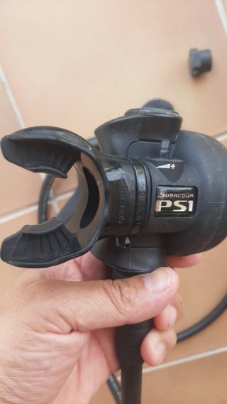 Regulador de buceo con manómetro