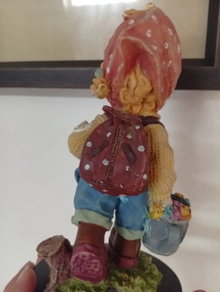 Figura antigua niña jardinera