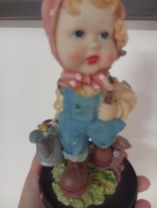 Figura antigua niña jardinera