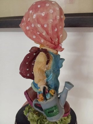 Figura antigua niña jardinera
