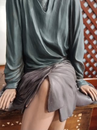 Figura decorativa mujer sentada