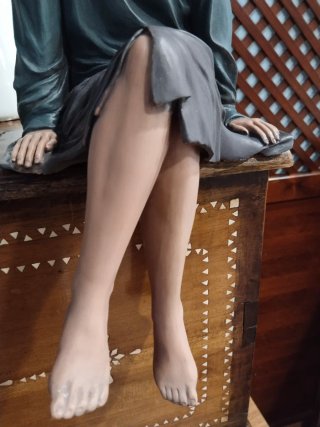 Figura decorativa mujer sentada