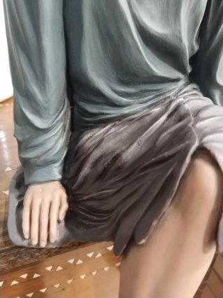 Figura decorativa mujer sentada