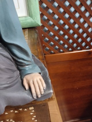Figura decorativa mujer sentada