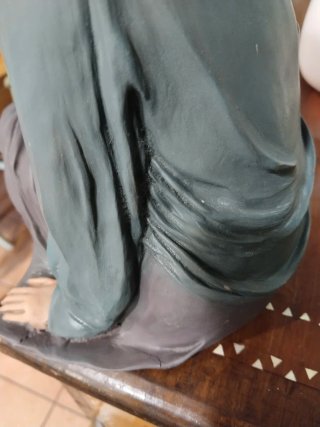 Figura decorativa mujer sentada