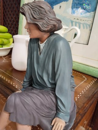 Figura decorativa mujer sentada