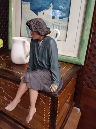 Figura decorativa mujer sentada