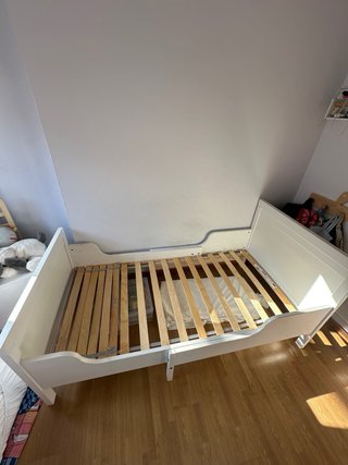 Cama infantil blanca extensible.