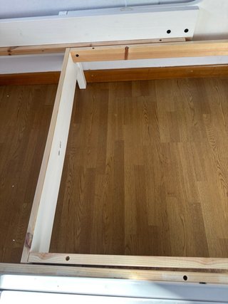 Cama infantil blanca extensible.