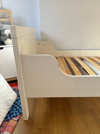 Cama infantil blanca extensible.