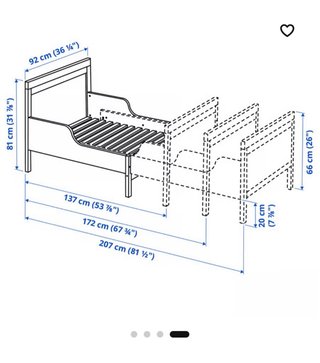 Cama infantil blanca extensible.
