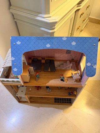 Casita de muñecas de madera