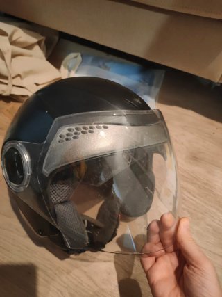 Casco de moto negro con visera