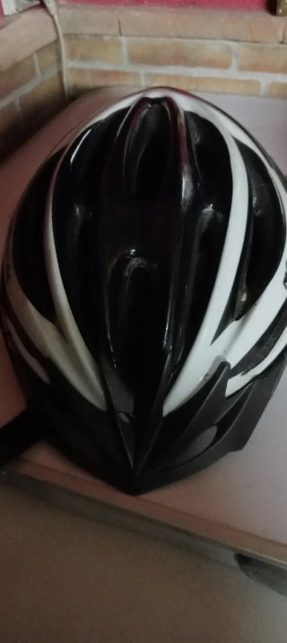 Casco de bicicleta negro y blanco