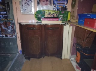 Mueble de madera con tapa de mármol