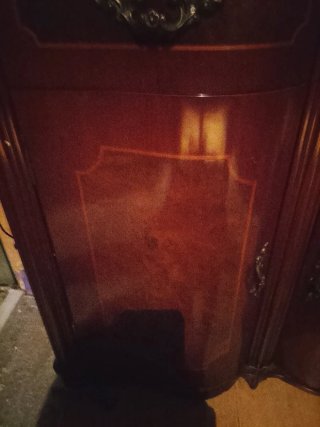 Mueble de madera con tapa de mármol