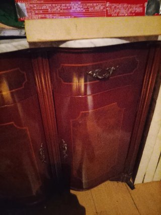Mueble de madera con tapa de mármol