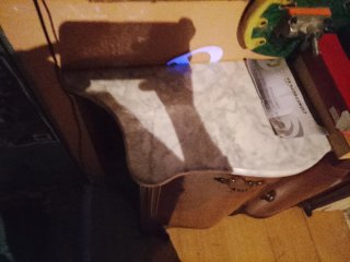 Mueble de madera con tapa de mármol