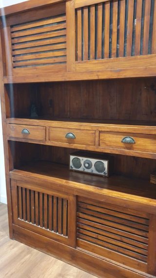 Mueble vitrina de madera teca
