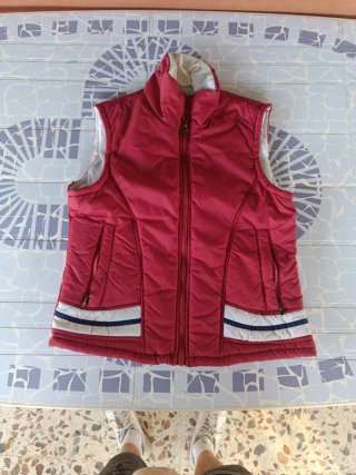 Chaleco acolchado rojo y blanco