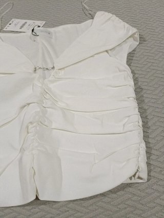 Top Zara blanco drapeado con pedrería