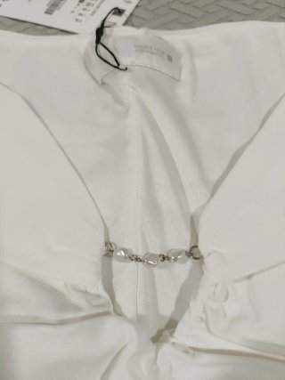 Top Zara blanco drapeado con pedrería