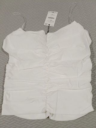 Top Zara blanco drapeado con pedrería