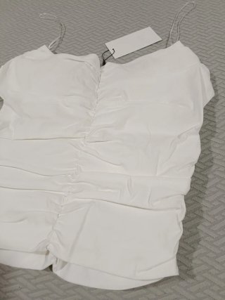 Top Zara blanco drapeado con pedrería