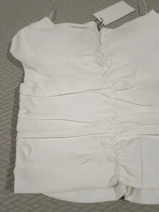 Top Zara blanco drapeado con pedrería